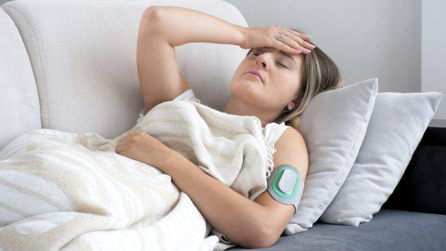woman using nerivio to eliviate migraine attack